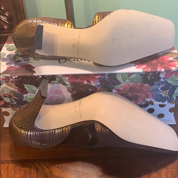 J. Renee Platinum, Gold, and silver pumps, Sz 7.5M - Picture 3 of 12
